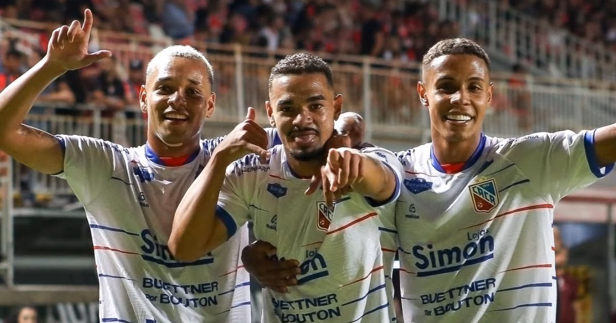 Arouca (centro) celebra o gol da vitória do Renaux sobre o JEC