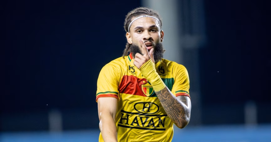 Luizão celebra gol em Barra x Brusque