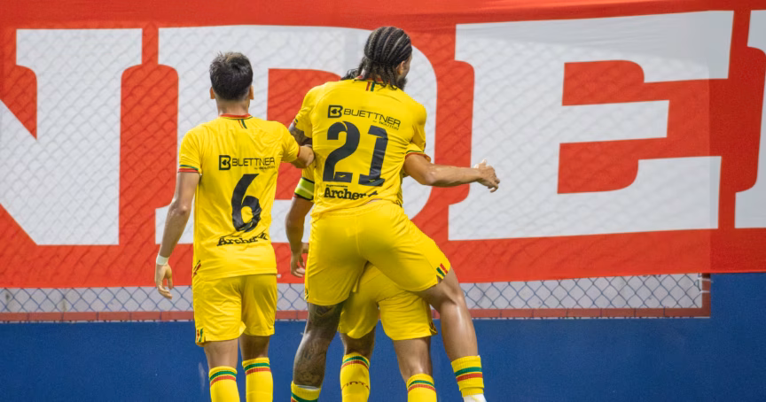 Jogadores do Brusque comemoram gol contra o Figueirense pelo Catarinense
