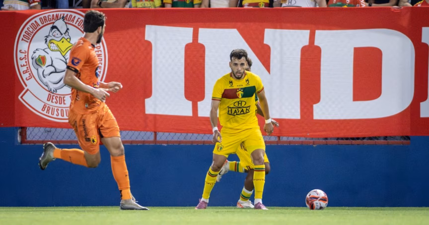 Raimar com a bola em Brusque x Santa Catarina