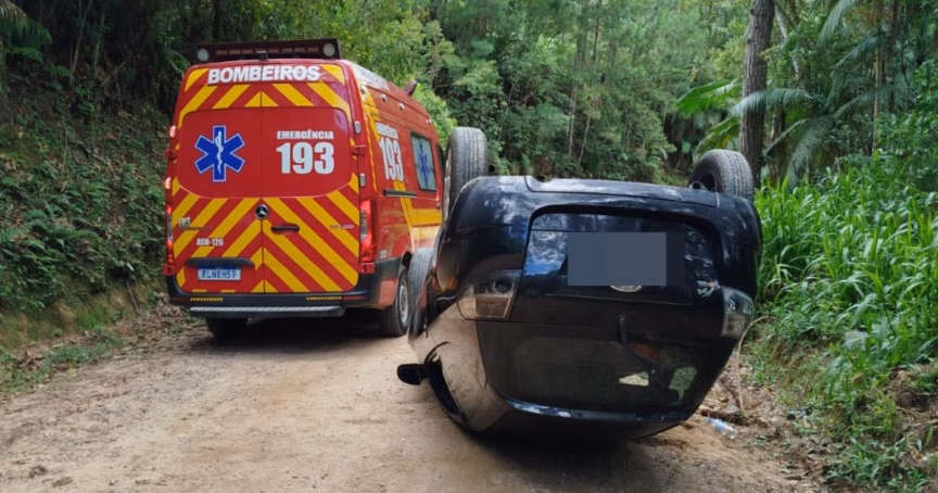 Carro capotou em Guabiruba na manhã de domingo, 18