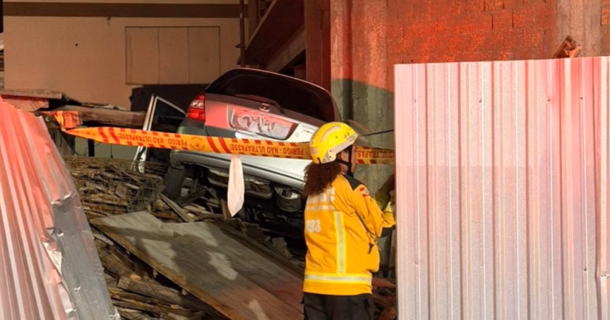 Carro invade área em obras, em Gaspar