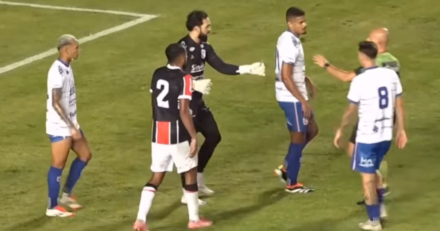 Edson entrega pedaço de cimento ao juiz em JEC x Carlos Renaux