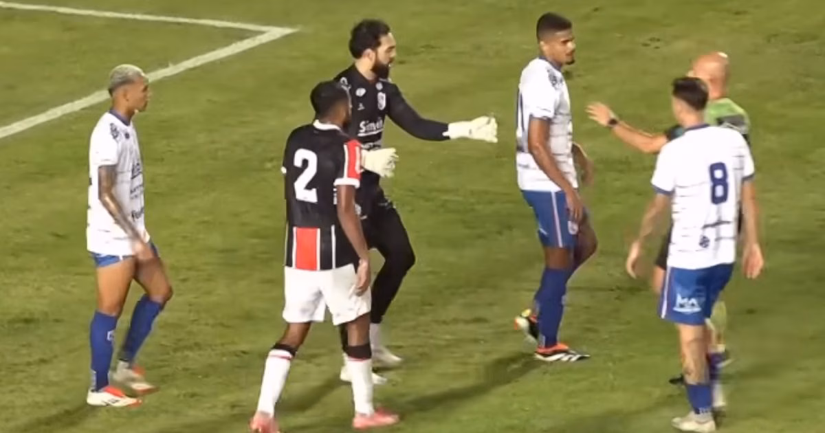 Edson entrega pedaço de cimento ao juiz em JEC x Carlos Renaux