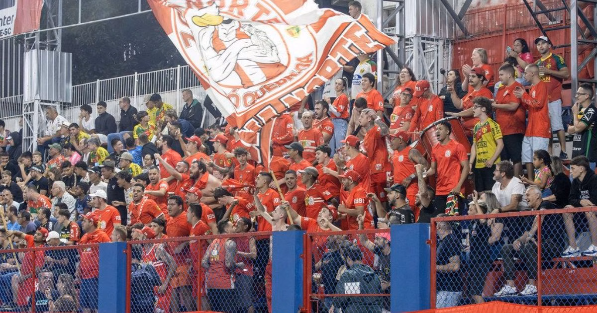 Torcida do Brusque na Arena Simon