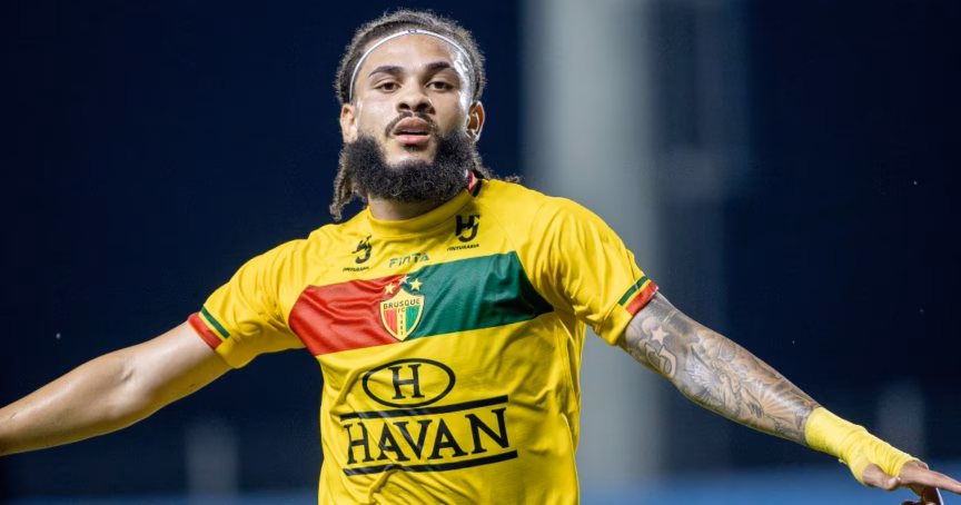 Luizão celebra o gol em Barra x Brusque