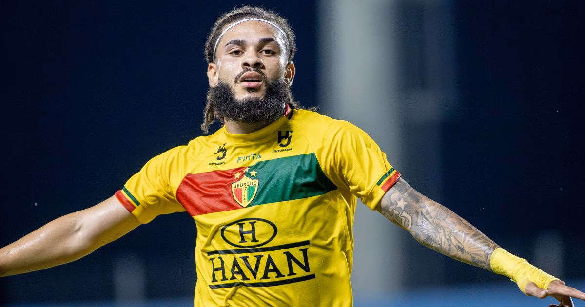 Luizão celebra o gol em Barra x Brusque