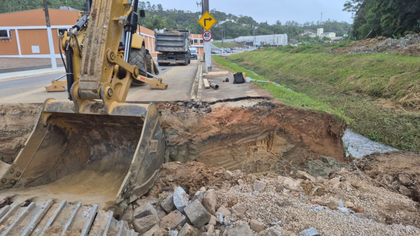 Obra de drenagem no Primeiro de Maio, em Brusque