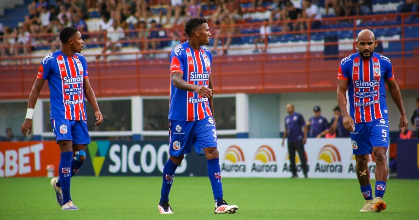 Jogadores do Carlos Renaux em ação contra o Marcílio Dias