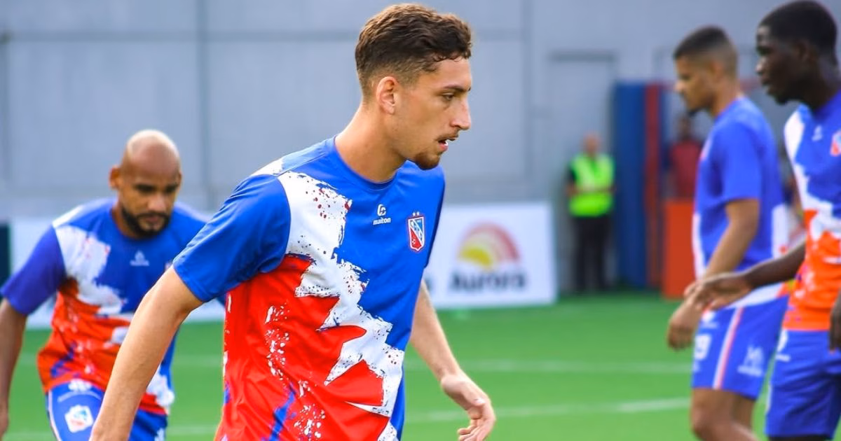 Ruan, meio-campista do Carlos Renaux