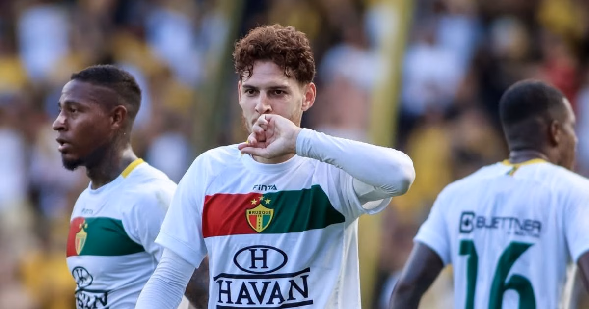 Zagueiro Milhorim celebra gol em Criciúma x Brusque