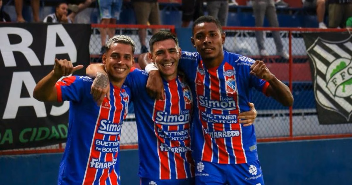 Jogadores do Carlos Renaux celebram gol contra o Figueirense